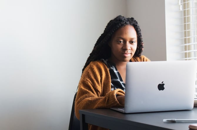 Femme sur son ordinateur en train d'apprendre quelque chose