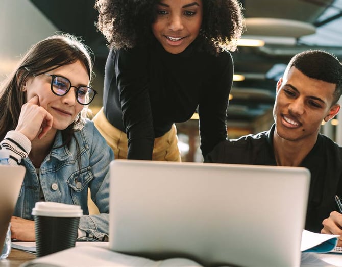 Étudiants en train de réviser sur leurs ordinateurs