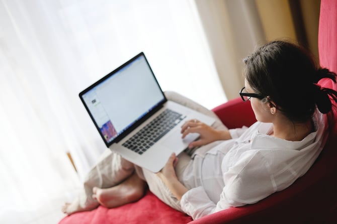 Femme travaillant sur son ordinateur en ligne
